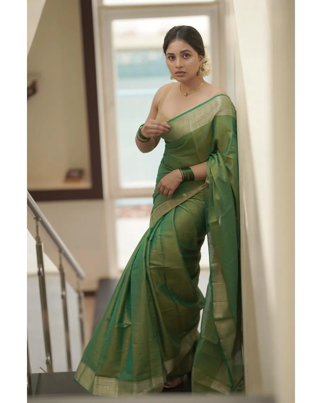 BEAUTIFUL INDIAN ACTRESS SRUSHTI DANGE IN SLEEVELESS GREEN SAREE 9